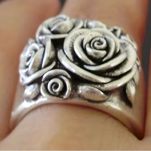 The Unbranded Brand Jewelry - Elegant Silver Rose Ring white gold plated